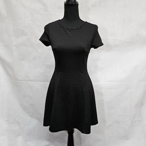 Forever 21 Textured Pull On Black Fit and Flare Mini Dress Size S - Picture 1 of 7